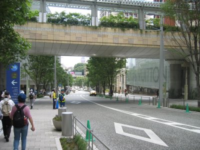 六本木ヒルズ けやき坂を下る。